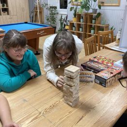 Dziewczynki układają piramidę -Jenga.