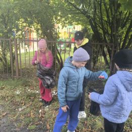 Uczniowie klas I-III sprzątają okolice wokół szkoły