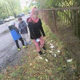 Uczniowie klas I-III sprzątają okolice wokół szkoły