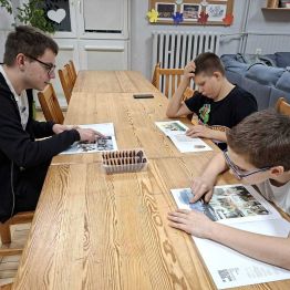 Chłpocy czytają komiksy o róznej tematyce.