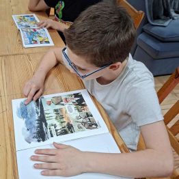 Chłpocy czytają komiksy o róznej tematyce.