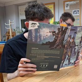 Chłopiecy czytają komiksy o tematyce II wojny światowej.