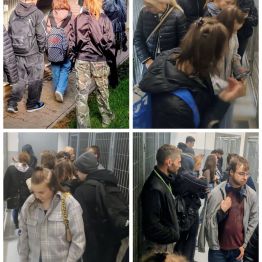 Wychowankowie chodzą po terenie schroniska – poznając pieski znajdujące się w placówce.