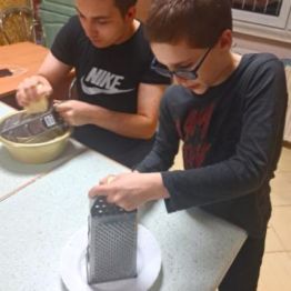 Wychowankowie ucierają ser.