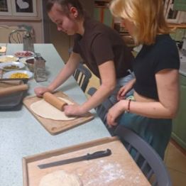 Wyrabianie ciasta na pizzę.