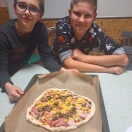 Przygotowana pizza domowa piekarnika.