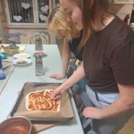 Układanie  ulubionych produktów na pizzę.