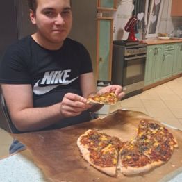 Wychowanek je swoją pizzę.