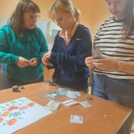 Wychowanki wykonują kosmetyki.