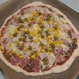 Domowa pizza gotowa do pieczenia.