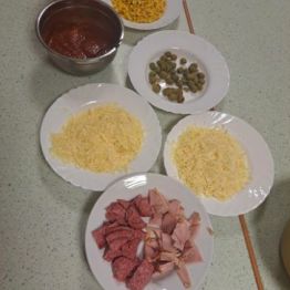 Przygotowane produkty na ciasto.