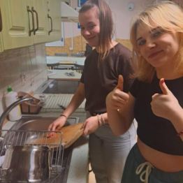 Dziewczynki myją naczynia po skończonych czynnościach kucharskich.