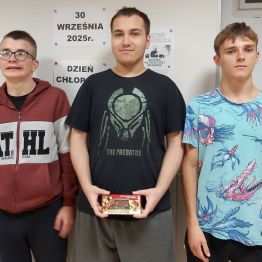Zdjęcie wszystkich wychowanków grupy na okoliczność „Dnia Chłopaka”.