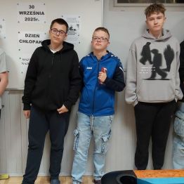 Zdjęcie wszystkich wychowanków grupy na okoliczność „Dnia Chłopaka”.