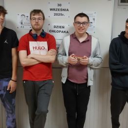 Zdjęcie wszystkich wychowanków grupy na okoliczność „Dnia Chłopaka”.