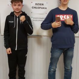 Zdjęcie wszystkich wychowanków grupy na okoliczność „Dnia Chłopaka”.