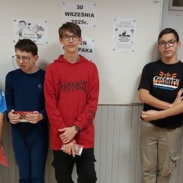 Zdjęcie wszystkich wychowanków grupy na okoliczność „Dnia Chłopaka”.