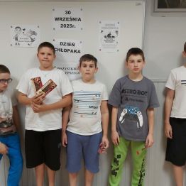 Zdjęcie wszystkich wychowanków grupy na okoliczność „Dnia Chłopaka”.