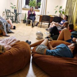 Wychowawca rozmawia z dziećmi na temat wysłuchanych opowiadań.