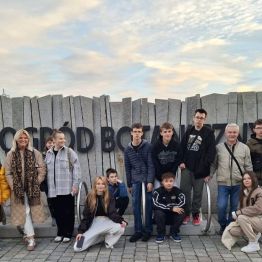dzieci i wychowawcy przed wejściem do ogrodu