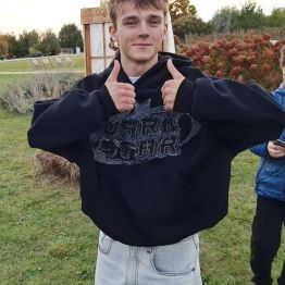 chłopiec pokazuje kcuk w górę 