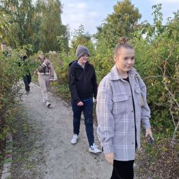 spacer ścieżkami ogrodu podziwianie roślinności jesienią