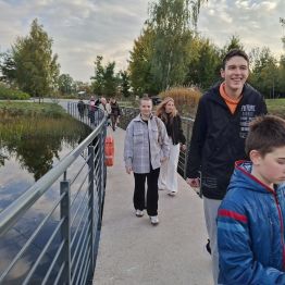 dzieci idą przez most 