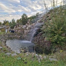 wodospad i krajobraz jesienny w ogrodzie botanicznym