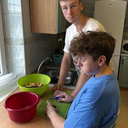 Chłopcy odbierają śliwki.