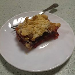 Gotowy upieczony placek.