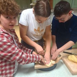 Wykładanie śliwek na ciasto.