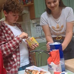 Wychowankowie podczas przygotowywania placka.