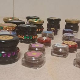 Gotowe kosmetyki w słoiczkach.