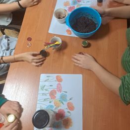 Wykonywanie kosmetyków do ust.