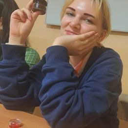 Wychowanka z gotowym kosmetykiem w Specjalnym słoiczku.