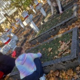 Uczniowie pielęgnują groby żołnierskie