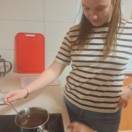 Dziewczynka przygotowuje kosmetyk.