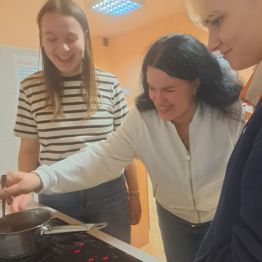 Wychowawca bursy pokazuje jak wykonać kosmetyk.