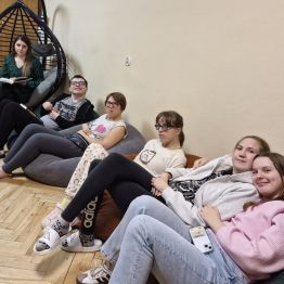 Wychowankowie słuchają opowiadania.