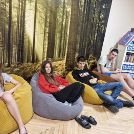 Wychowankowie słuchają opowiadania.