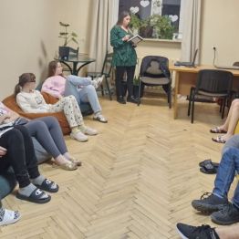 Wychowawca mówi wychowankom o czym będą dzisiejsze zajęcia.