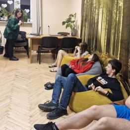 Wychowawca rozmawia z dziećmi na temat wysłuchanych opowiadań.