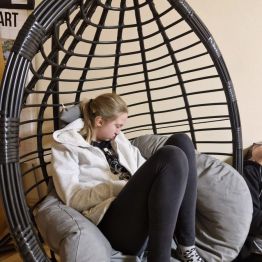 Zrelaksowana wychowanka po zajęciach z Bajkoterapii.