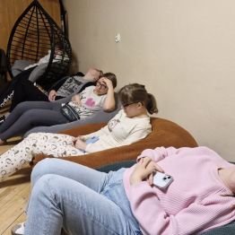 Zrelaksowani wychowankowie po zajęciach z Bajkoterapii.