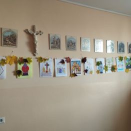 Wystawa prac w sali katechetycznej