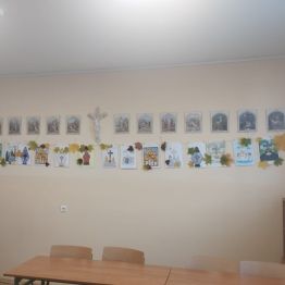 Wystawa prac plastycznych w sali katechetycznej