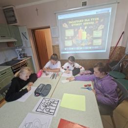 Dzieci przygotowują listopadowe kolorowanki