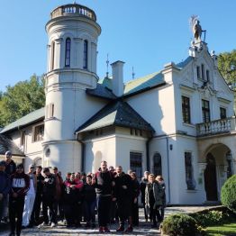 Uczestnicy wycieczki przed pałacykiem H. Sienkiewicza