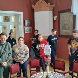 Młodzież podczas zwiedzania wnętrz