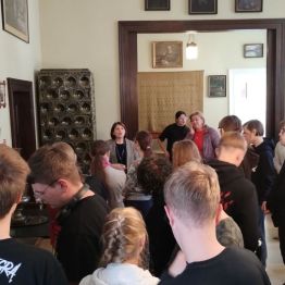 Młodzież podczas zwiedzania wnętrz